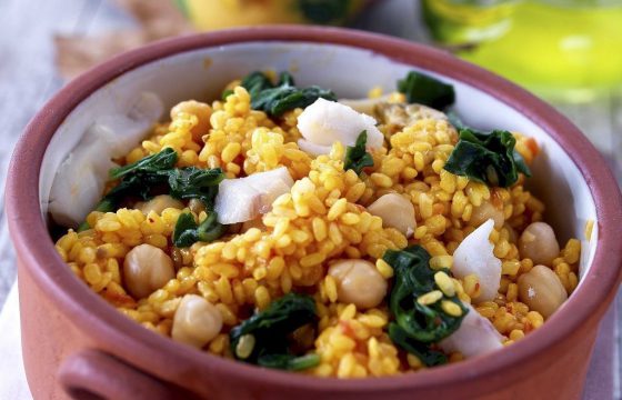 Rice casserole with spinach, chickpeas and cod